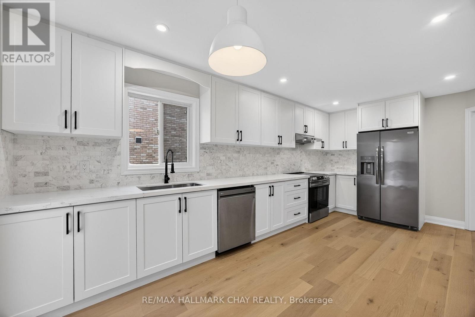 32 Bloom Crescent, Barrie (Ardagh), Ontario  L4N 0S8 - Photo 4 - S12709618