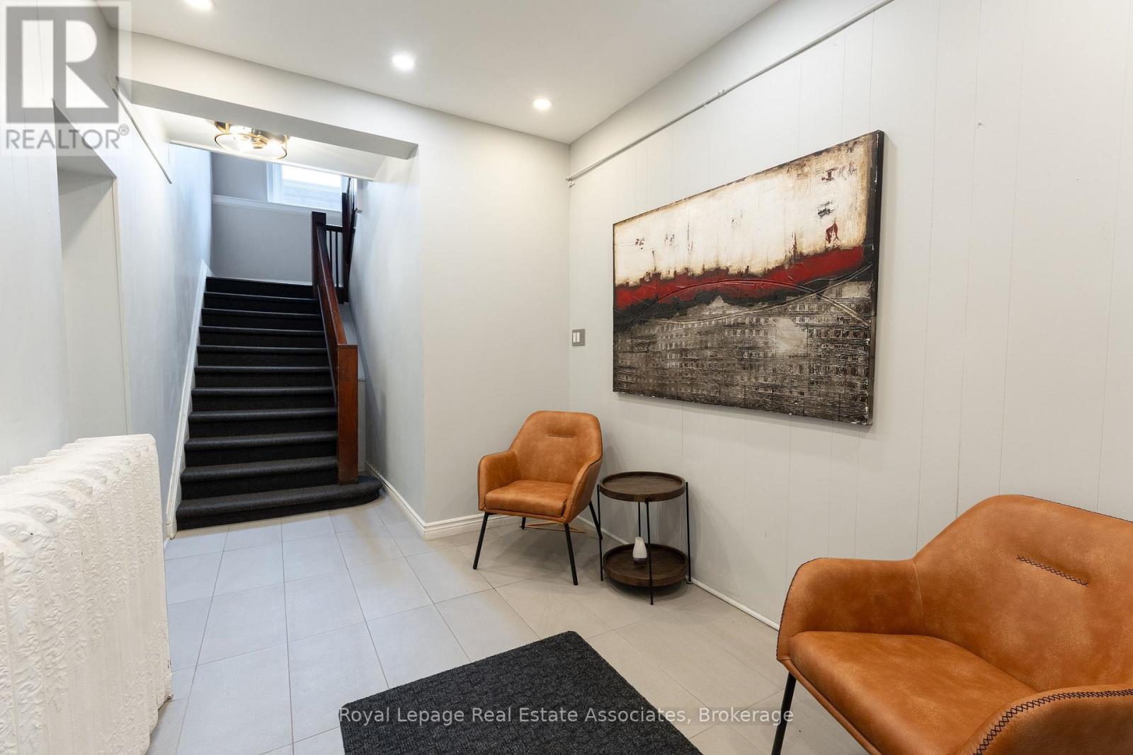 206 - 94 Lakeshore Road E, Mississauga, Ontario  L5G 1E3 - Photo 2 - W12709678