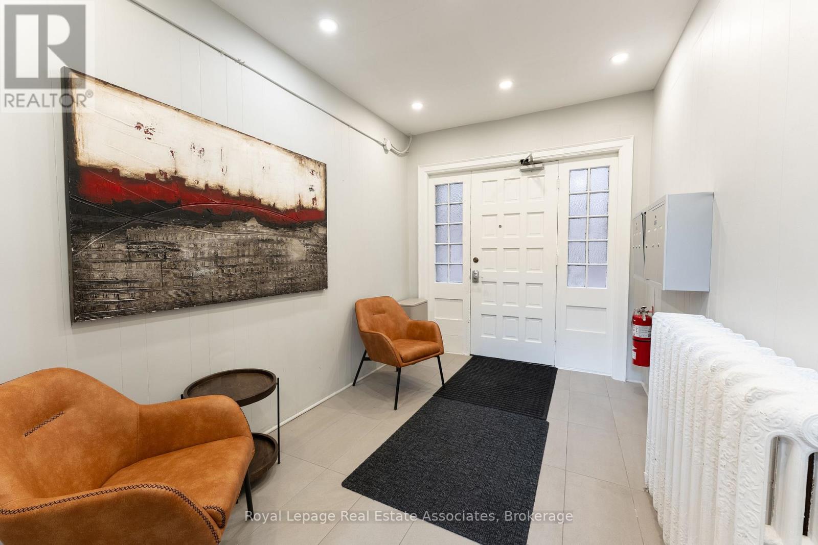 206 - 94 Lakeshore Road E, Mississauga, Ontario  L5G 1E3 - Photo 3 - W12709678