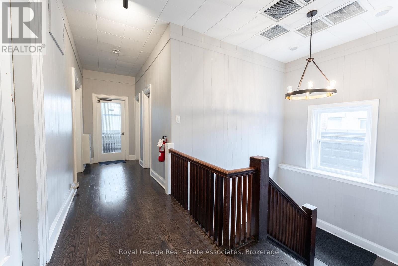 206 - 94 Lakeshore Road E, Mississauga, Ontario  L5G 1E3 - Photo 5 - W12709678