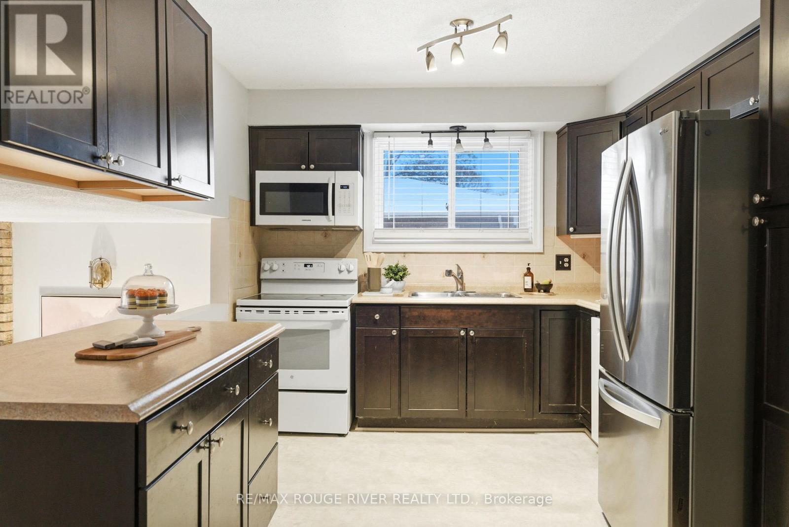 610 Bermuda Court, Oshawa, Ontario  L1J 6J6 - Photo 9 - E12709864