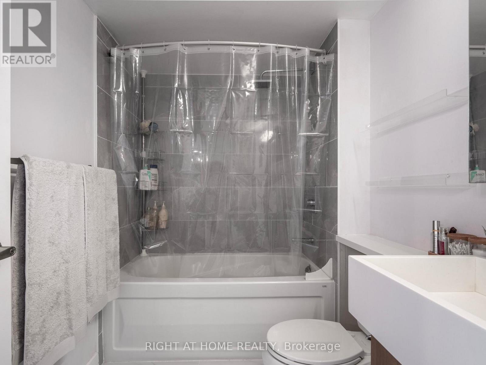 1706 - 11 Brunel Court, Toronto, Ontario  M5V 3Y3 - Photo 22 - C12709796