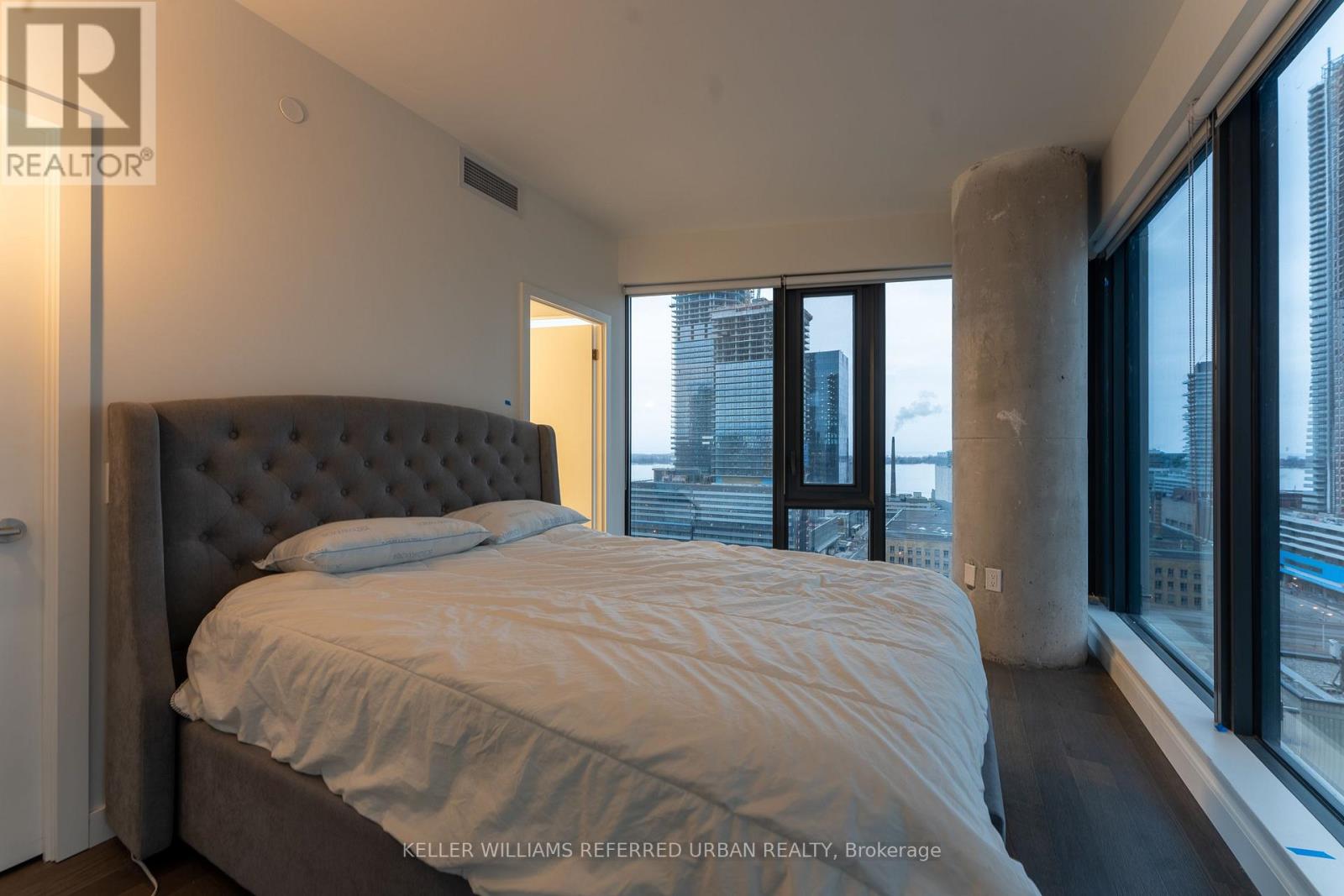 1705 - 2a Church Street, Toronto, Ontario  M5E 0E1 - Photo 3 - C12709884