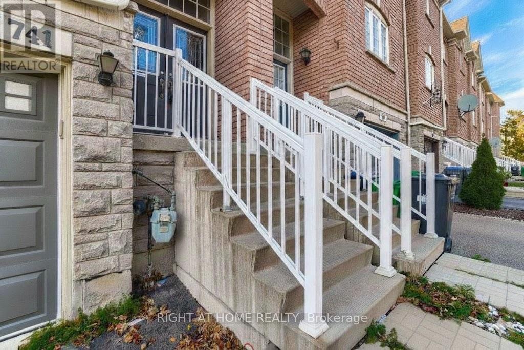 741 Maxman Street, Mississauga, Ontario  L5R 0B3 - Photo 2 - W12709766