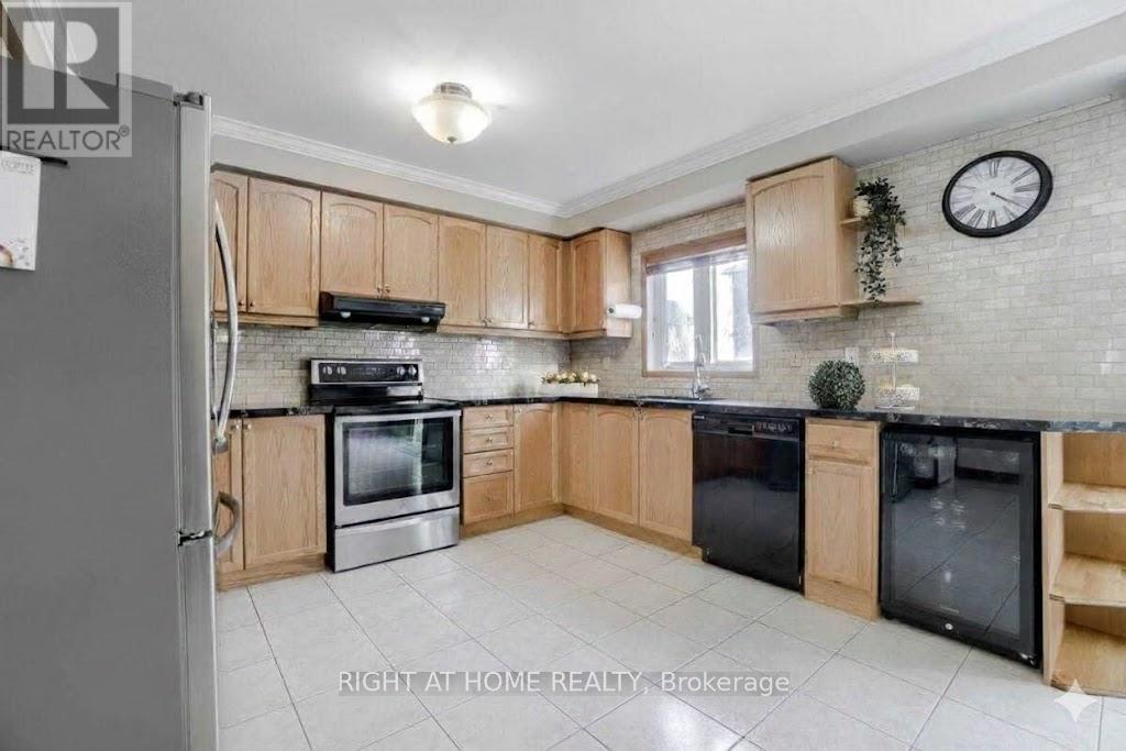 741 Maxman Street, Mississauga, Ontario  L5R 0B3 - Photo 7 - W12709766
