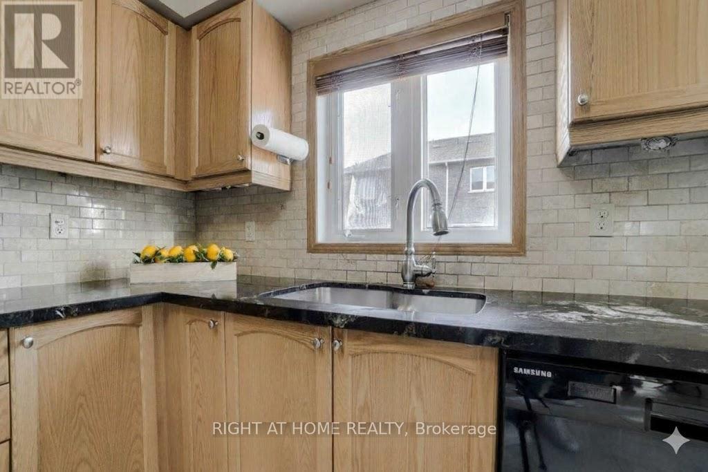 741 Maxman Street, Mississauga, Ontario  L5R 0B3 - Photo 9 - W12709766