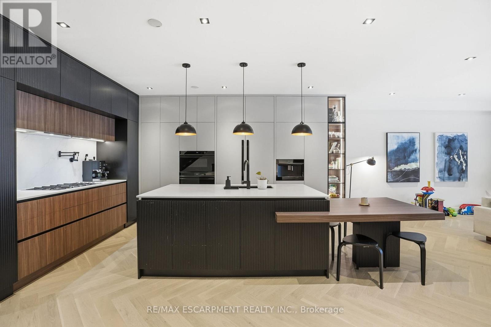 20b Broadview Avenue, Mississauga, Ontario  L5H 2S8 - Photo 11 - W12709856