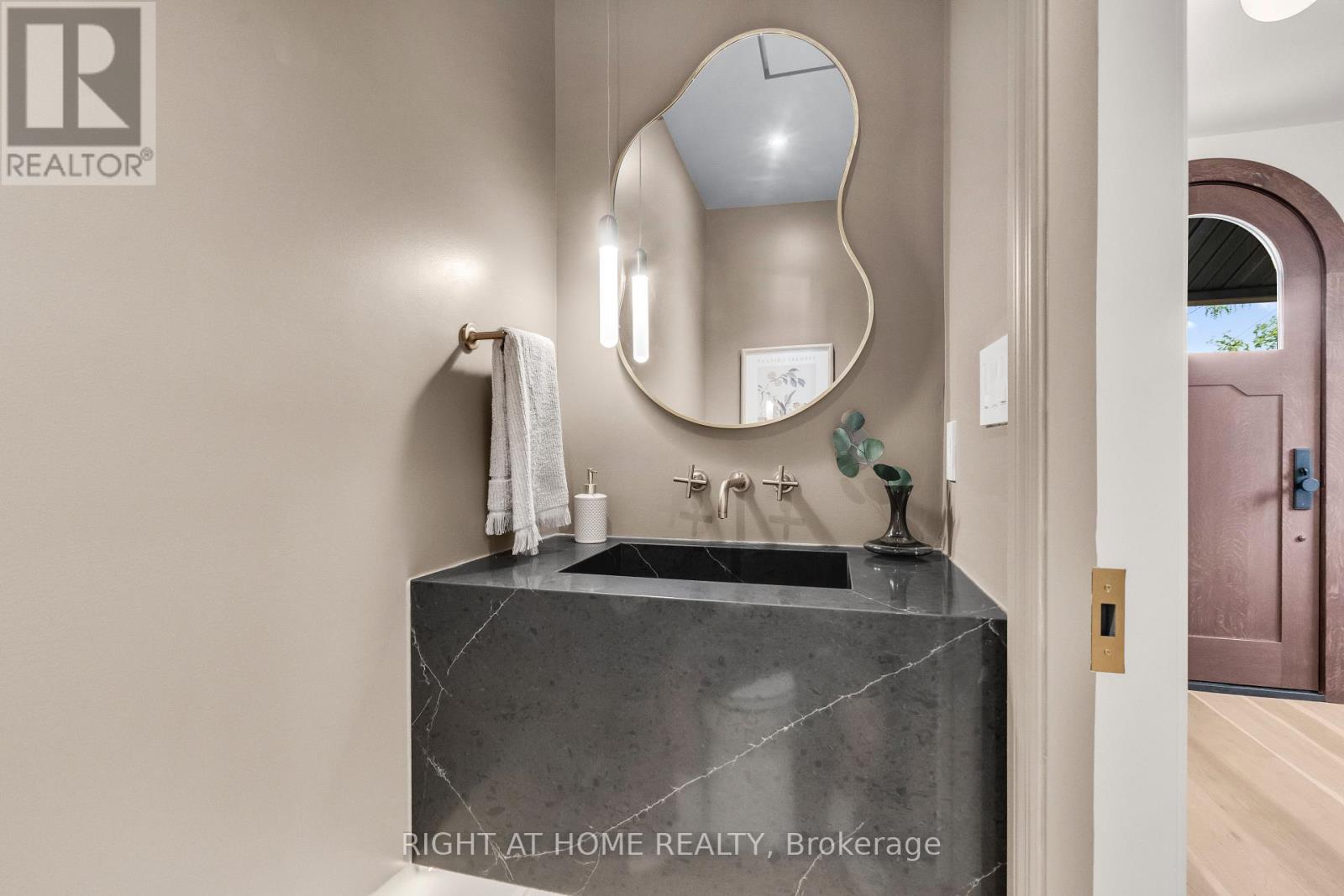 393 Hess Street S, Hamilton, Ontario  L8P 3R2 - Photo 8 - X12709804