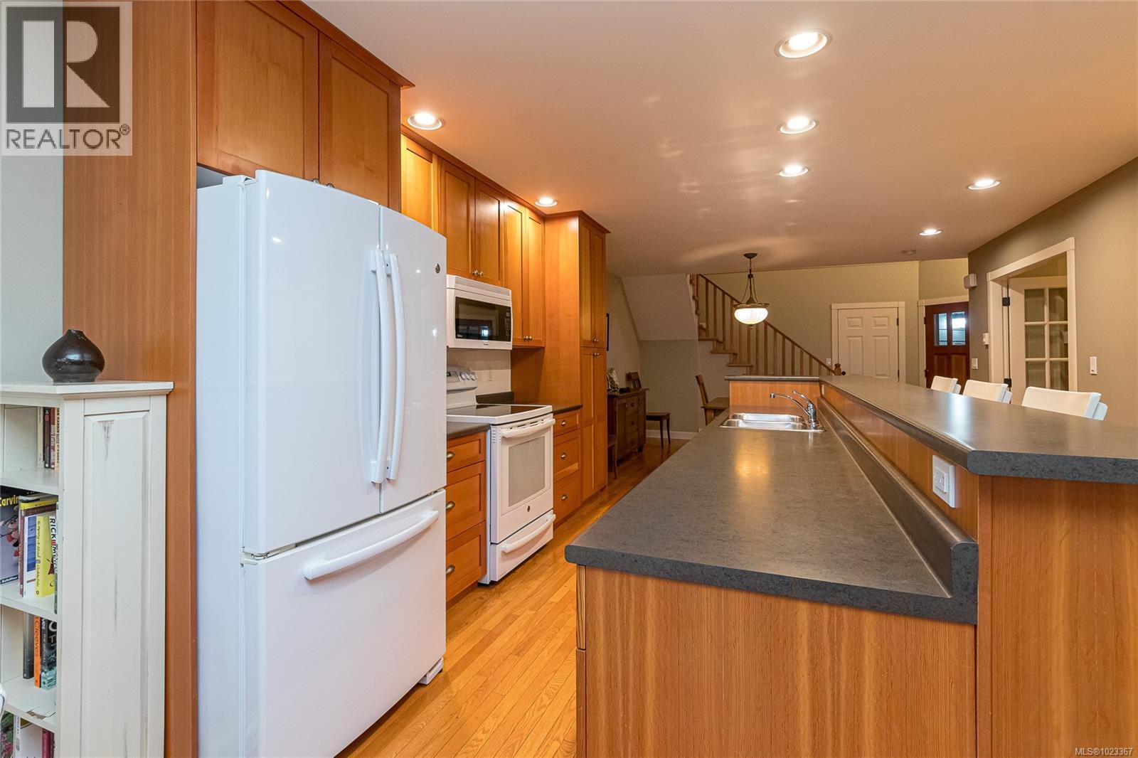 5 830 Rogers Ave, Saanich, British Columbia  V8X 3P9 - Photo 15 - 1023367