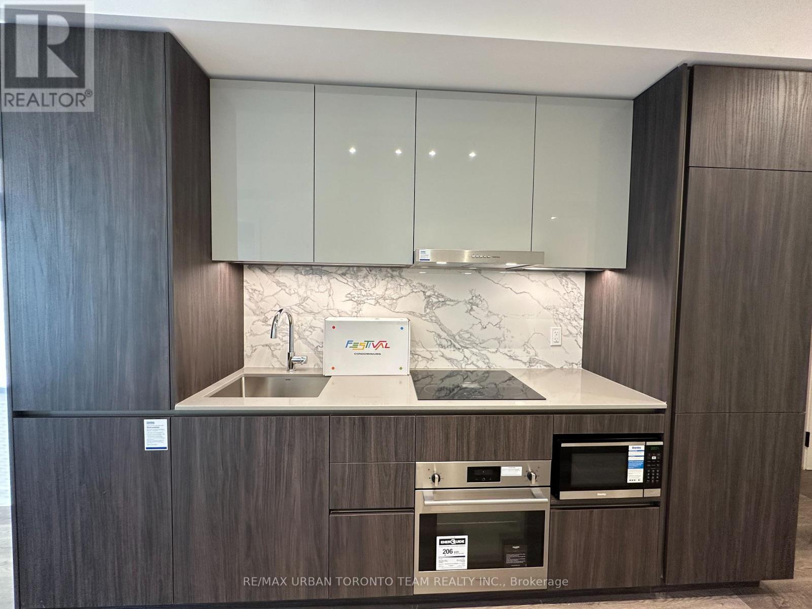 1701 - 8 Interchange Way, Vaughan, Ontario  L4K 5Z7 - Photo 2 - N12709906