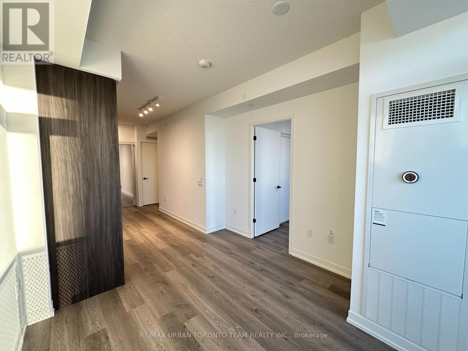 1701 - 8 Interchange Way, Vaughan, Ontario  L4K 5Z7 - Photo 3 - N12709906