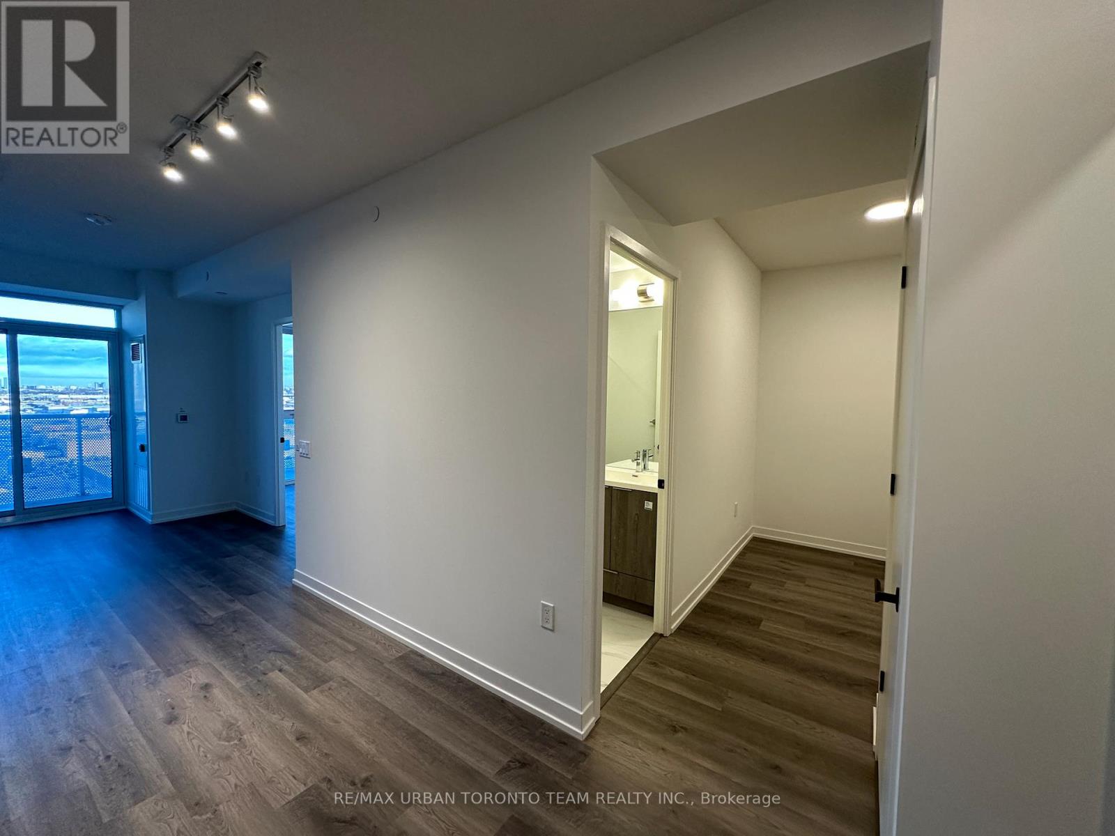 1707 - 8 INTERCHANGE WAY, Vaughan, Ontario