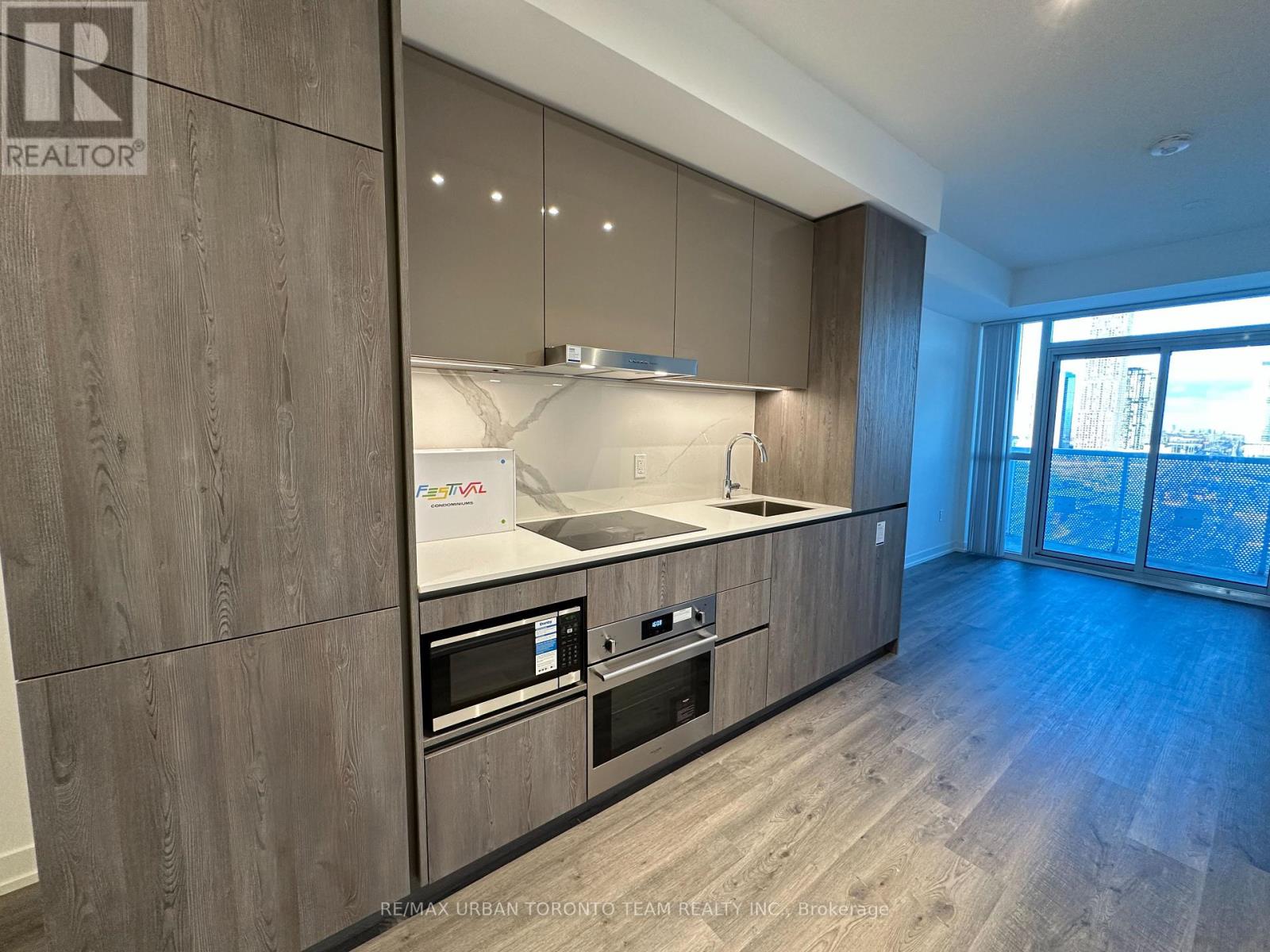 1707 - 8 Interchange Way, Vaughan, Ontario  L4K 5Z7 - Photo 2 - N12710018