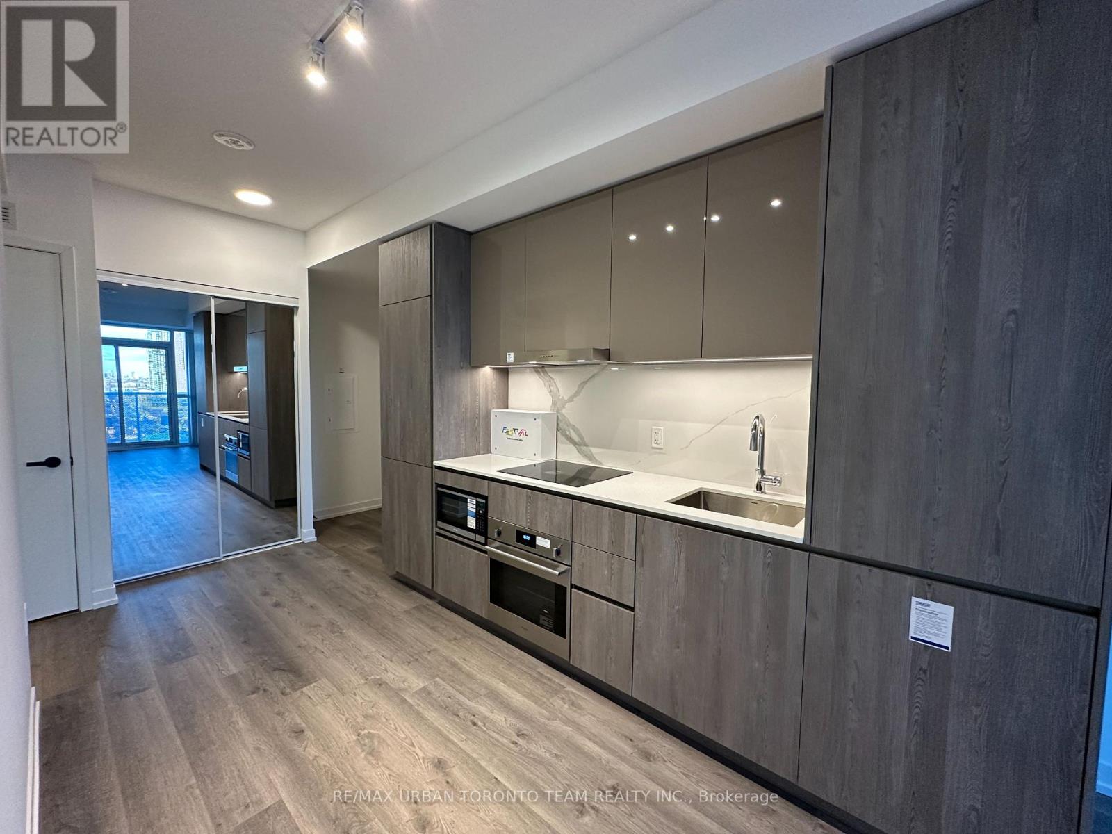 1707 - 8 Interchange Way, Vaughan, Ontario  L4K 5Z7 - Photo 4 - N12710018