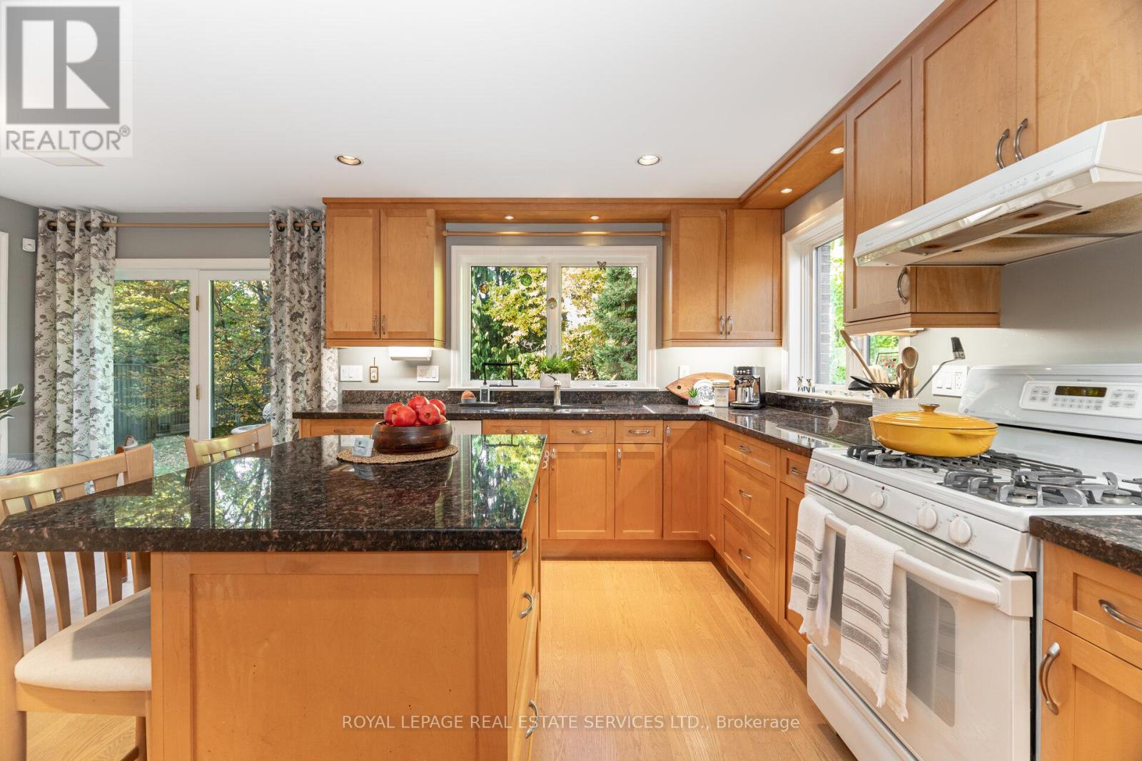 2 Hartfield Court, Toronto, Ontario  M9A 3E3 - Photo 15 - W12709924