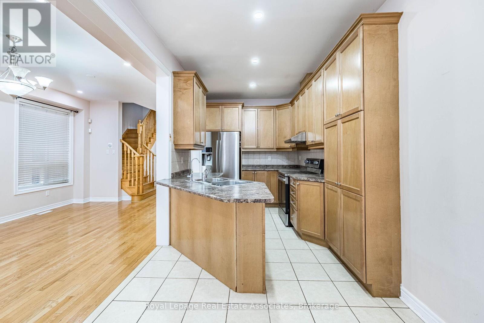 116 Everingham Circle, Brampton, Ontario  L6R 0R9 - Photo 8 - W12687882