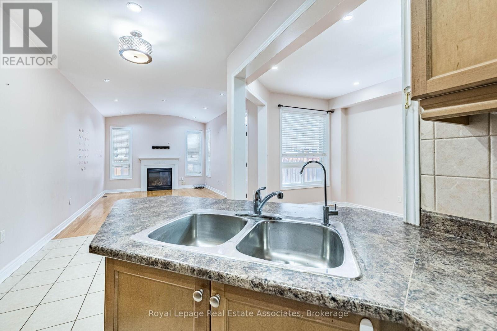 116 Everingham Circle, Brampton, Ontario  L6R 0R9 - Photo 12 - W12687882