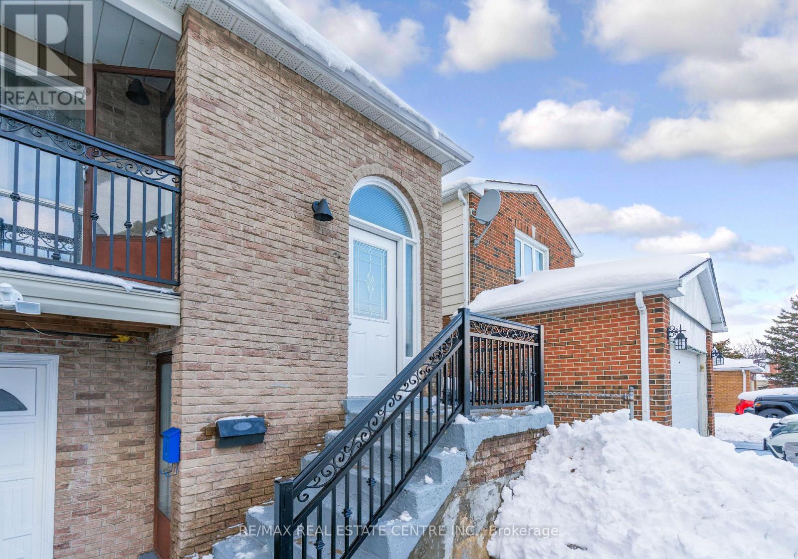 10 Pickard Lane, Brampton, Ontario  L6Y 2M5 - Photo 2 - W12709596