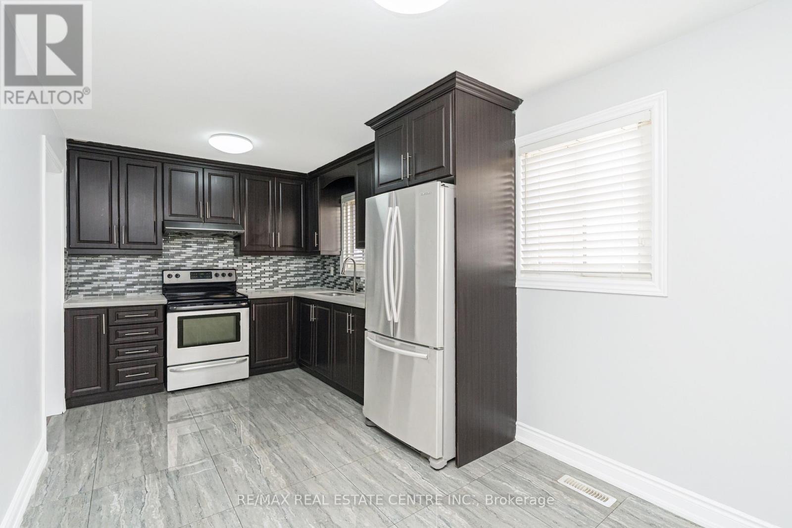 10 Pickard Lane, Brampton, Ontario  L6Y 2M5 - Photo 6 - W12709596