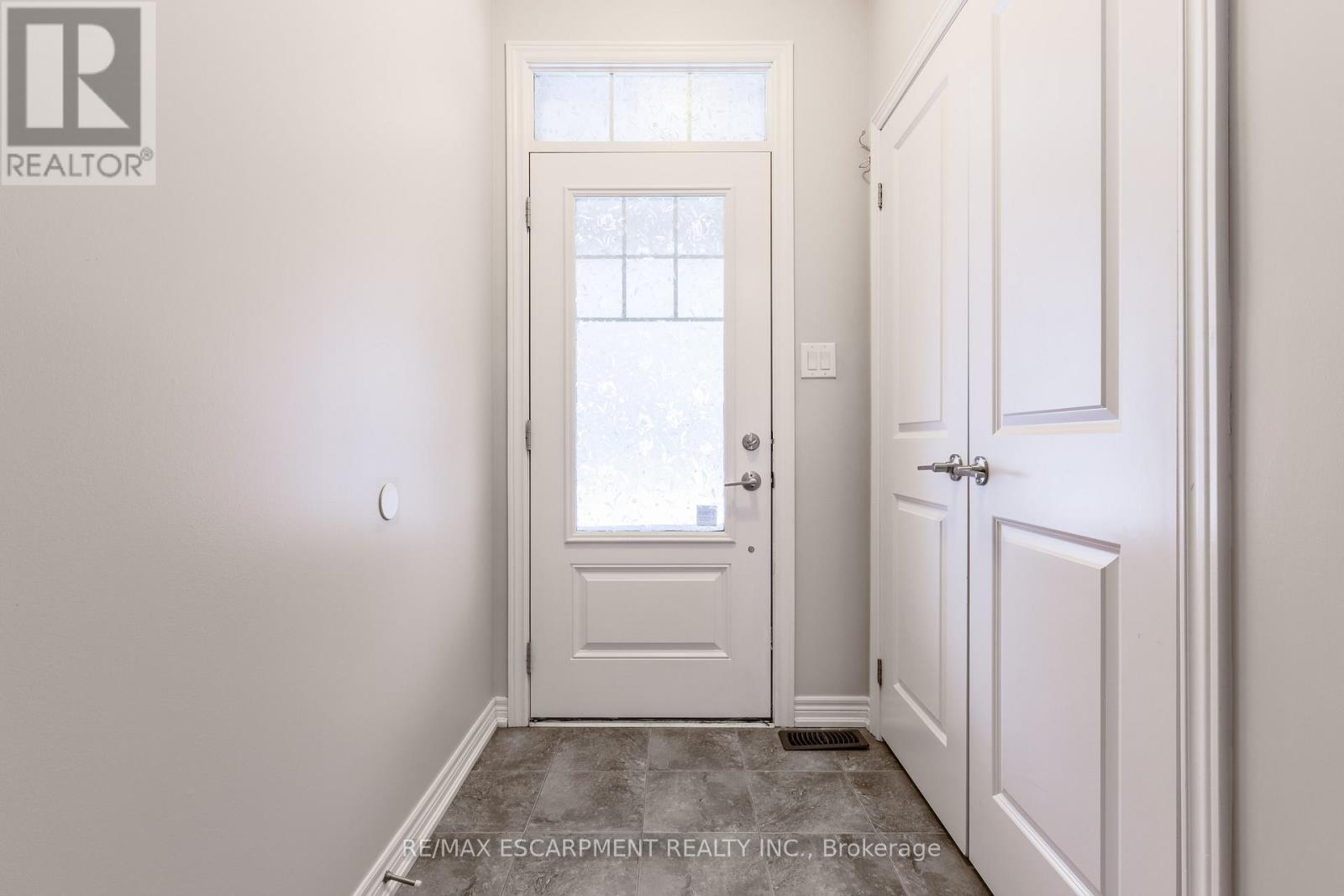 68 Esplanade Lane, Grimsby, Ontario  L3M 0H2 - Photo 6 - X12704206