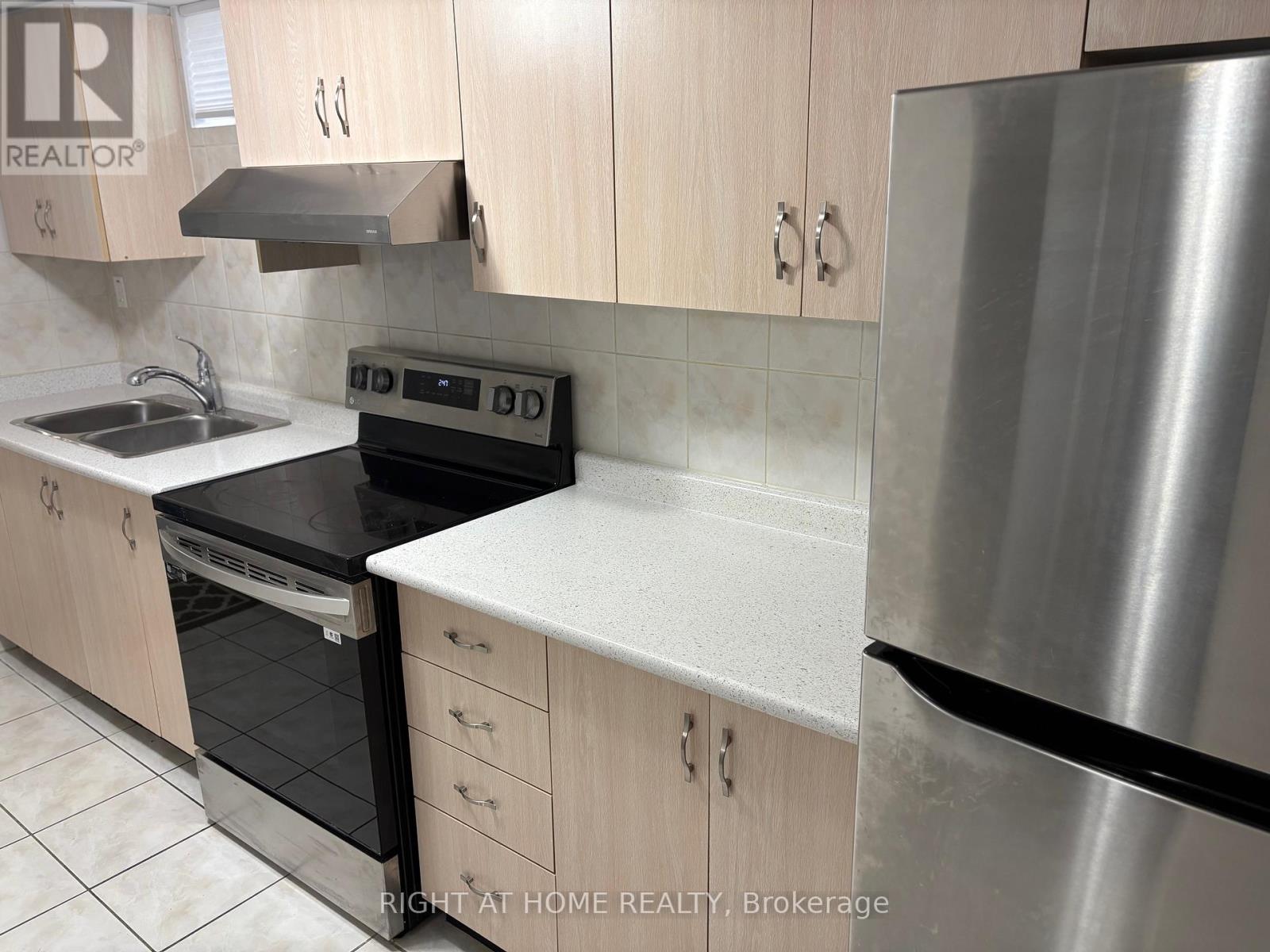 65 Andrew Park, Vaughan, Ontario  L4L 1E8 - Photo 2 - N12710234