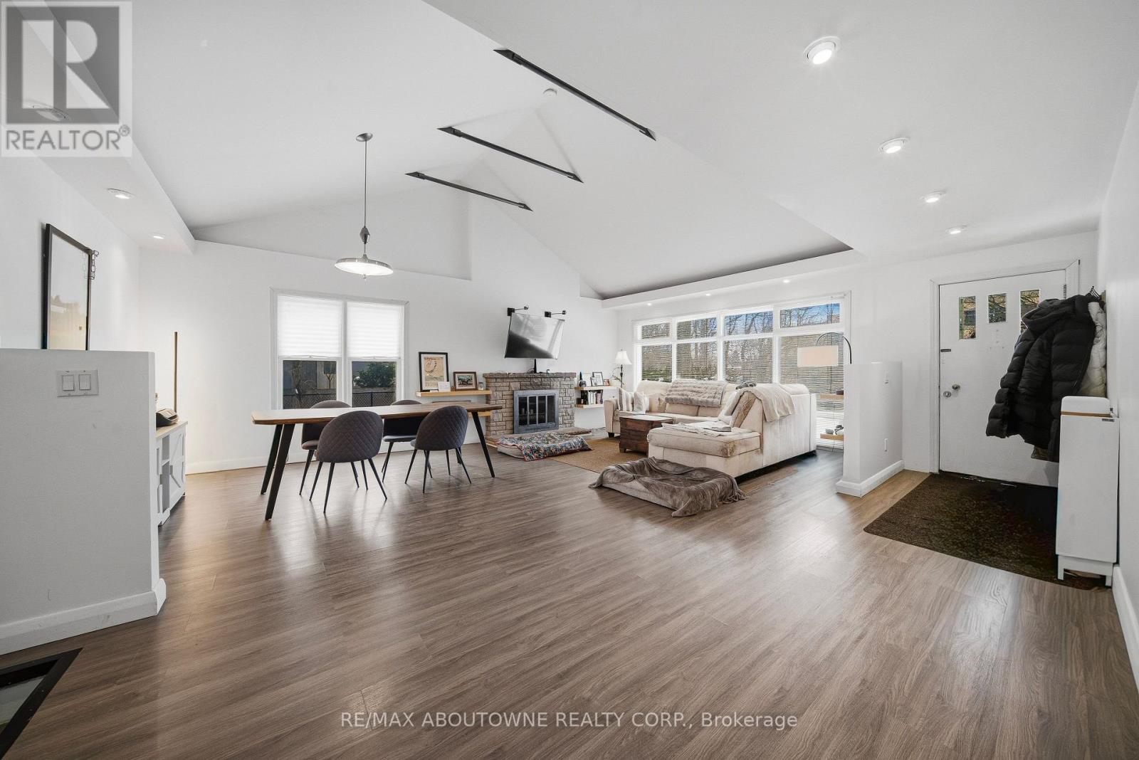 276 Lakeshore Road W, Oakville, Ontario  L6K 1E8 - Photo 11 - W12710110