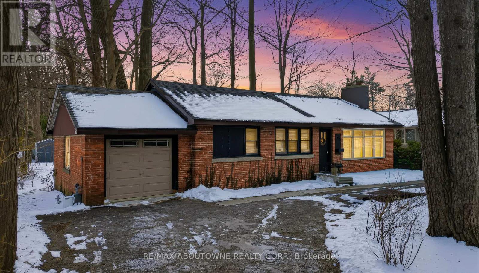 276 Lakeshore Road W, Oakville, Ontario  L6K 1E8 - Photo 2 - W12710110