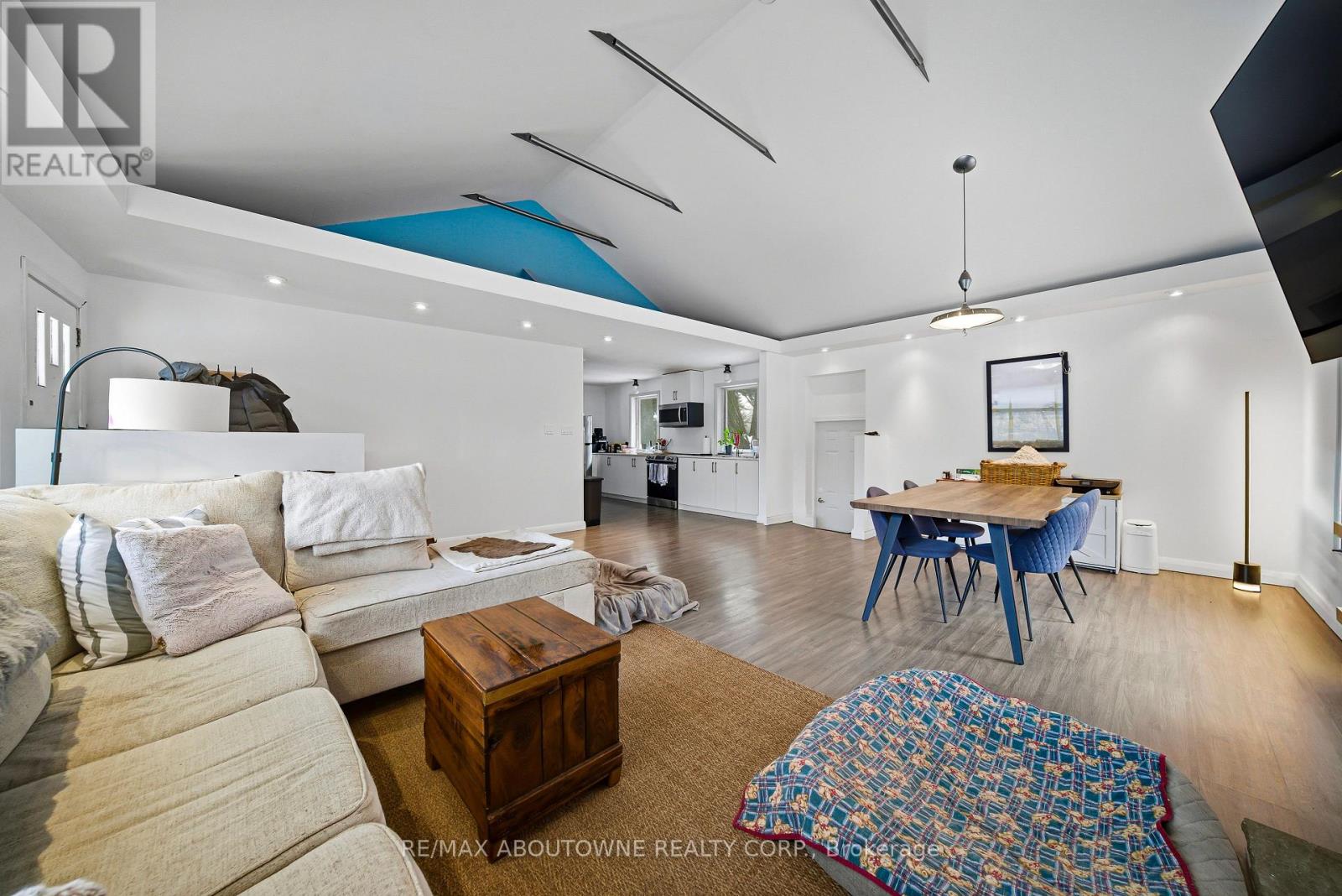 276 Lakeshore Road W, Oakville, Ontario  L6K 1E8 - Photo 5 - W12710110