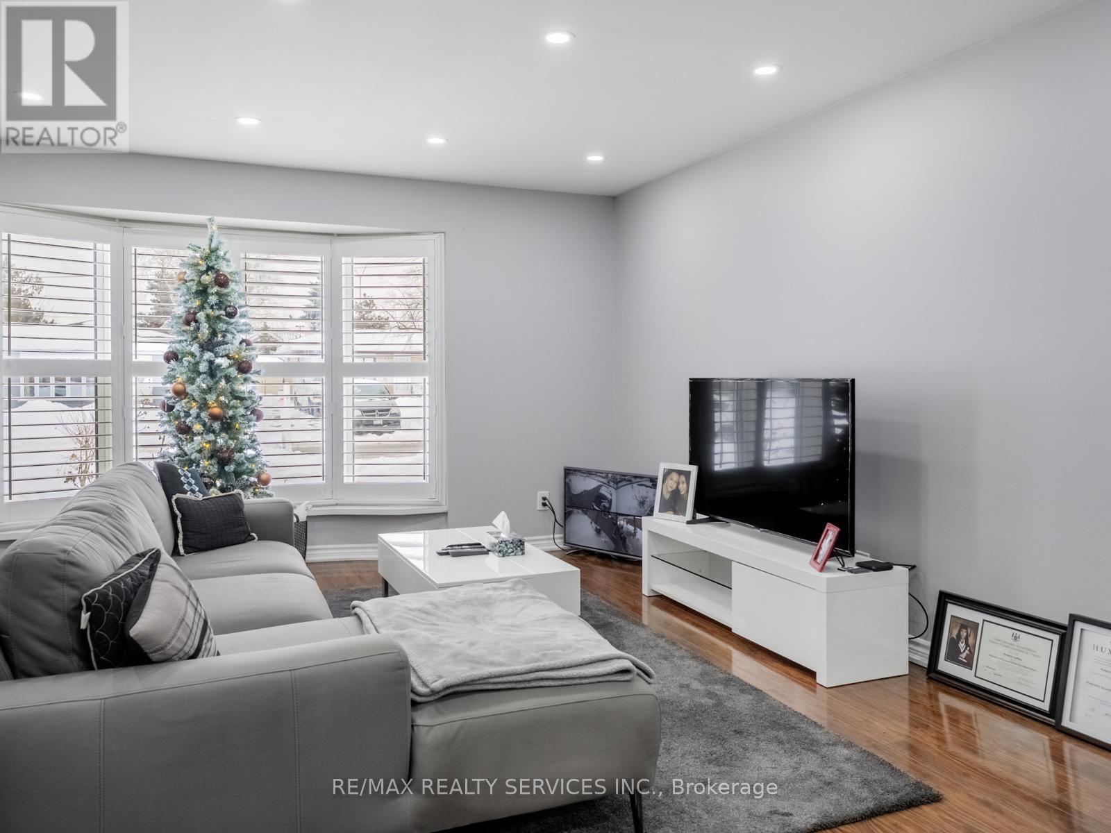 14 Belmont Drive, Brampton, Ontario  L6T 2K3 - Photo 5 - W12710160