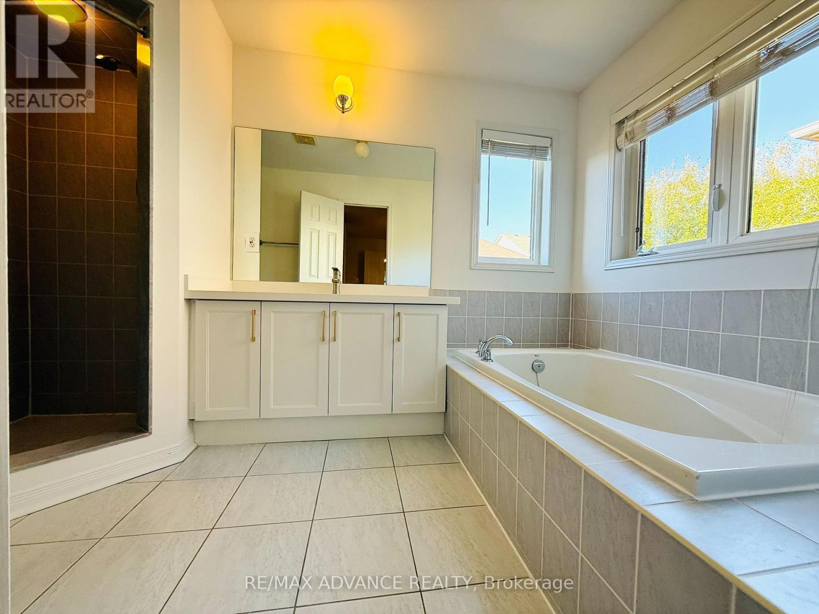 137 Laramie Crescent, Vaughan, Ontario  L6A 0R1 - Photo 11 - N12710262