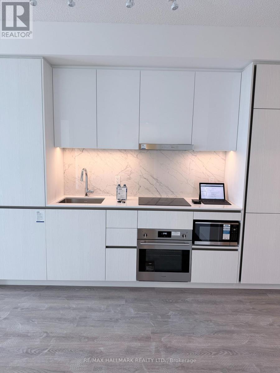 1010 - 8 Interchnage Way S, Vaughan, Ontario  L4K 4M3 - Photo 2 - N12710356