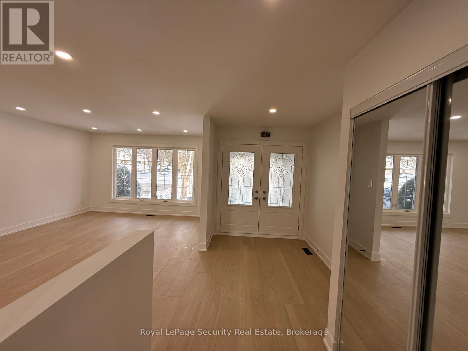 3370 Rhonda Valley, Mississauga, Ontario  L5A 3E9 - Photo 3 - W12710298