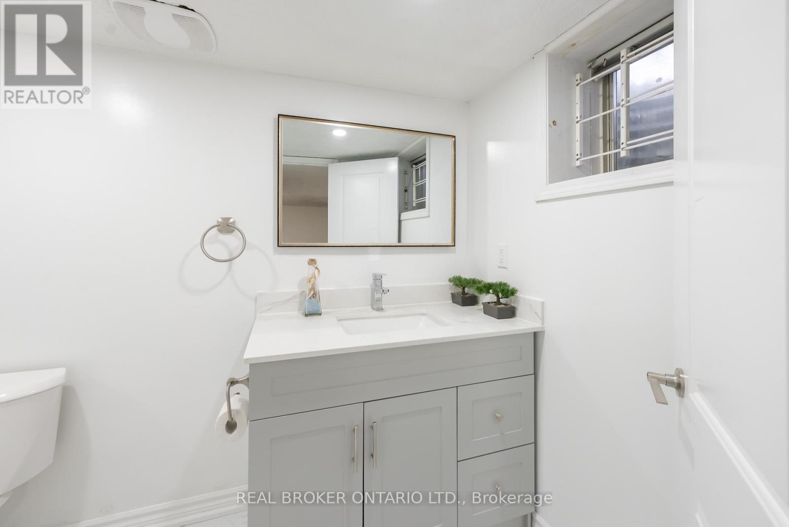 Bsmt - 256 The Kingsway, Toronto, Ontario  M9A 3T5 - Photo 17 - W12710358