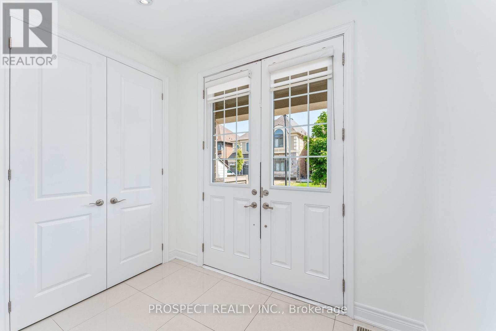 15 Lyle Way, Brampton, Ontario  L6X 5P8 - Photo 4 - W12710384