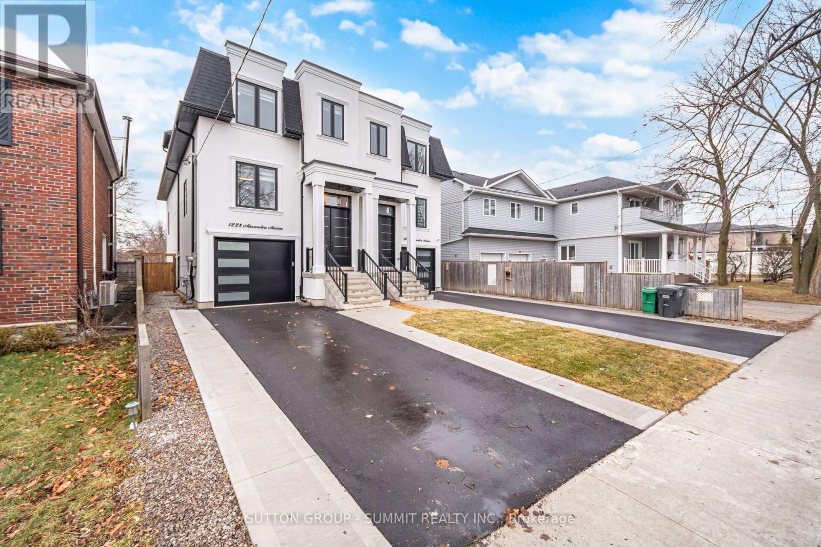 1228 Alexandra Avenue, Mississauga, Ontario  L5E 2A5 - Photo 3 - W12710392