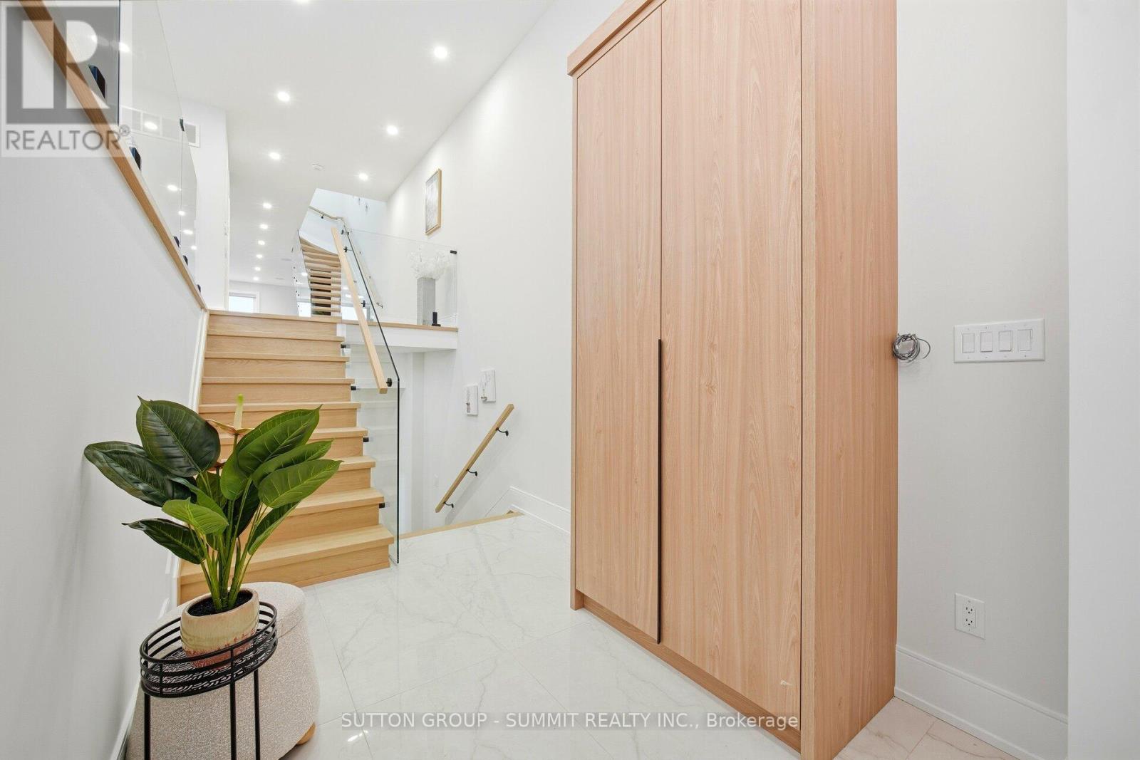 1228 Alexandra Avenue, Mississauga, Ontario  L5E 2A5 - Photo 6 - W12710392