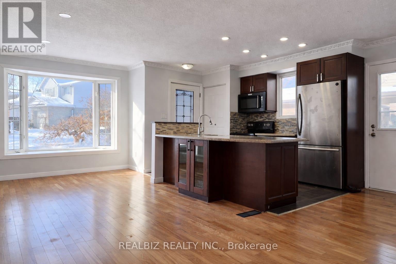 175 Napoli Court, Hamilton, Ontario  L9C 7A2 - Photo 3 - X12710488