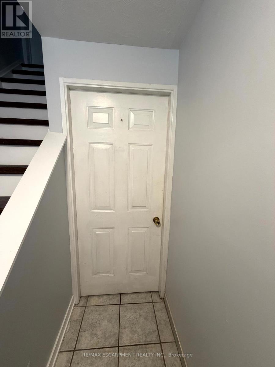 92 Gary Avenue, Hamilton, Ontario  L8S 1Y5 - Photo 2 - X12710528