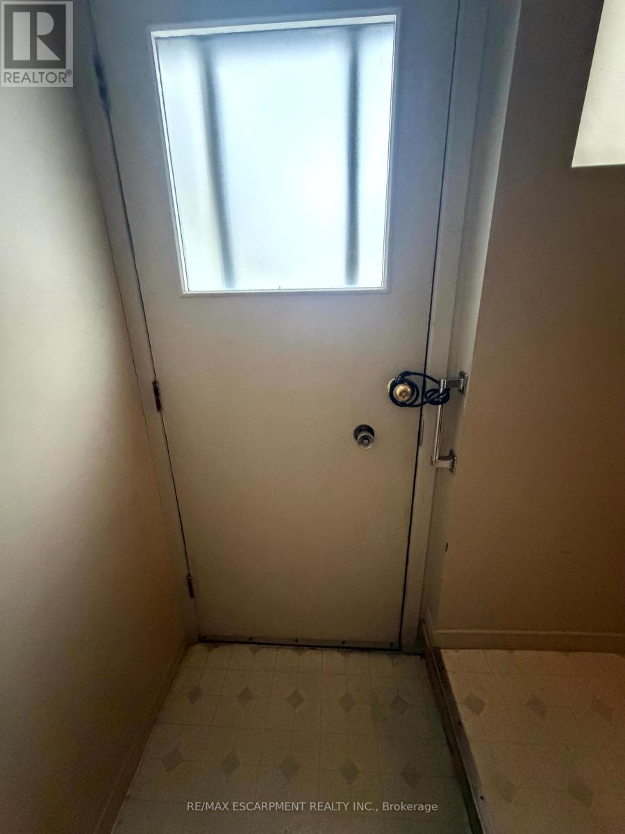 92 Gary Avenue, Hamilton, Ontario  L8S 1Y5 - Photo 3 - X12710528