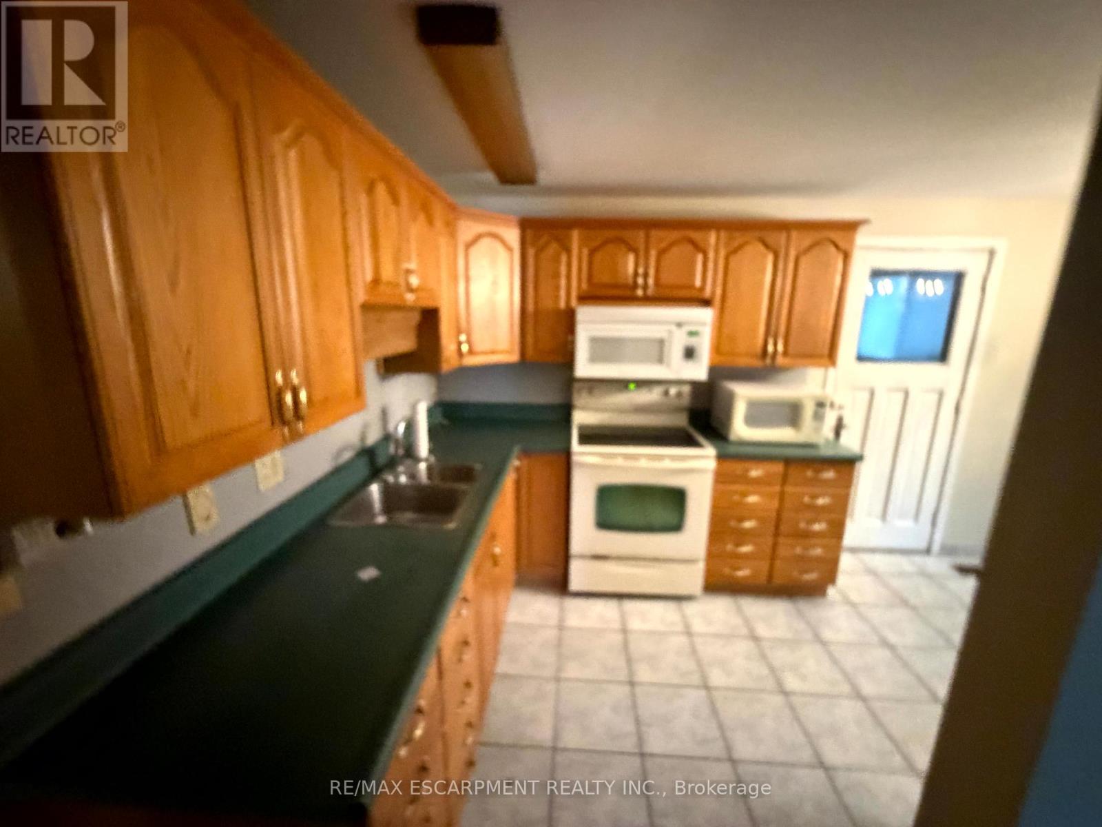 92 Gary Avenue, Hamilton, Ontario  L8S 1Y5 - Photo 5 - X12710528