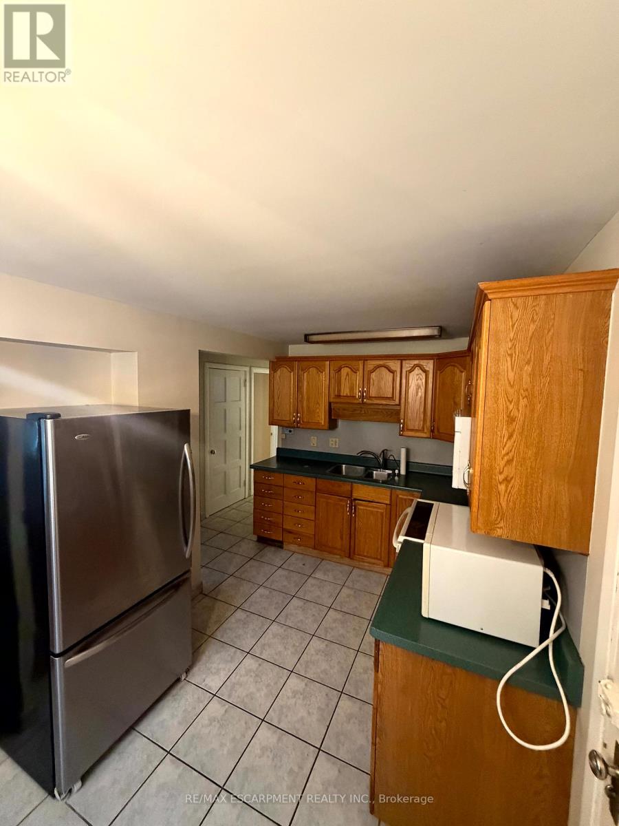 92 Gary Avenue, Hamilton, Ontario  L8S 1Y5 - Photo 8 - X12710528