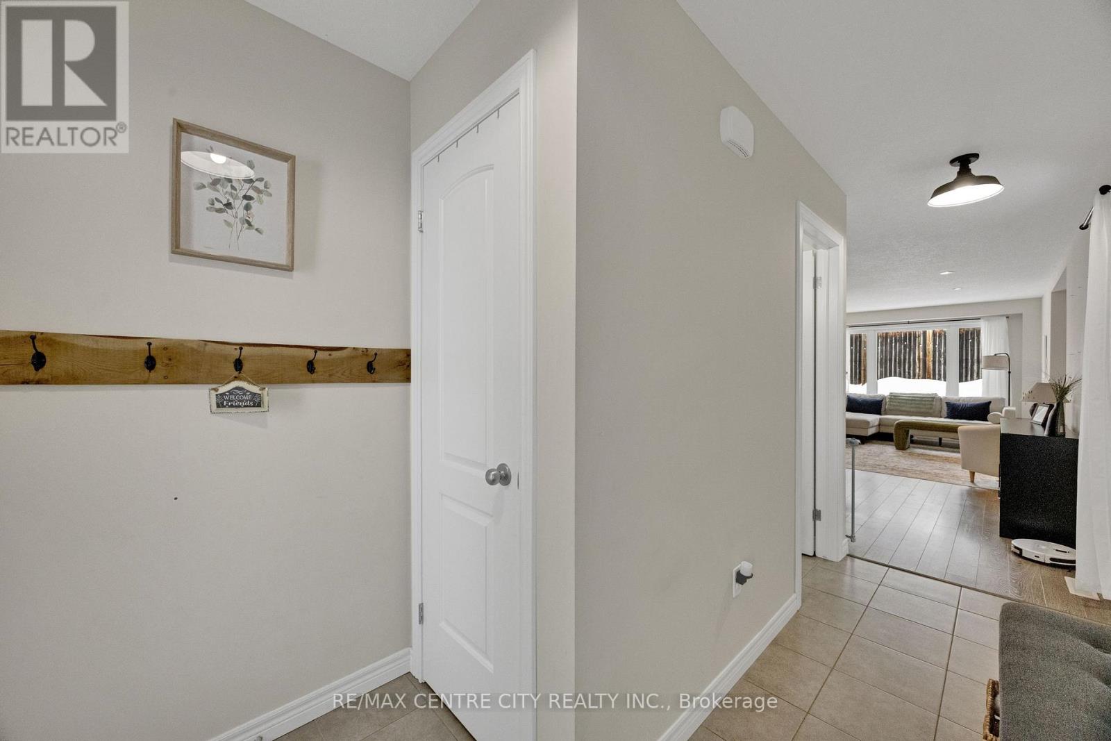 6929 Vallas Circle, London South (South V), Ontario  N6P 0V4 - Photo 3 - X12710592