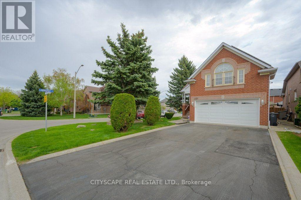 6121 Maple Gate Circle, Mississauga, Ontario  L5N 7B1 - Photo 1 - W12710552