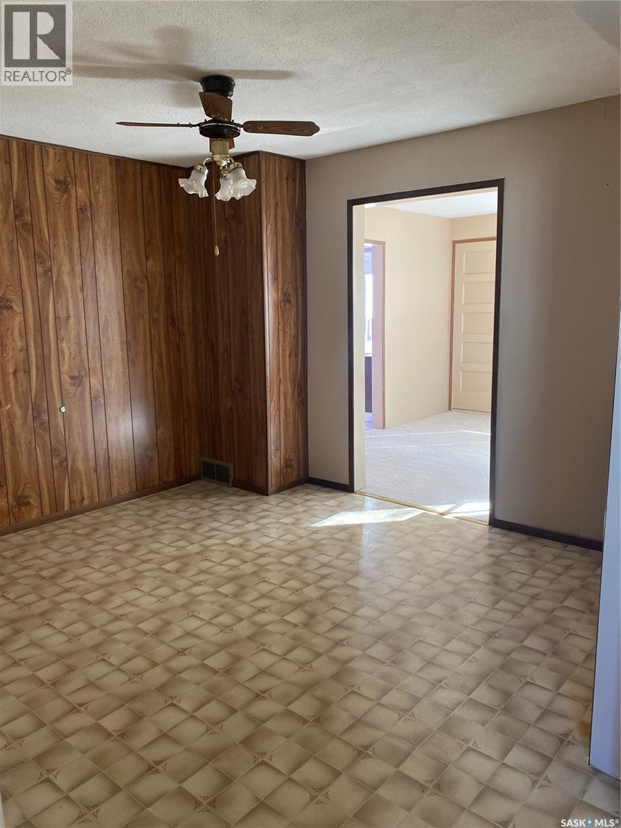 301 Shurygalo Road, Bienfait, Saskatchewan  S0C 0M0 - Photo 10 - SK022266