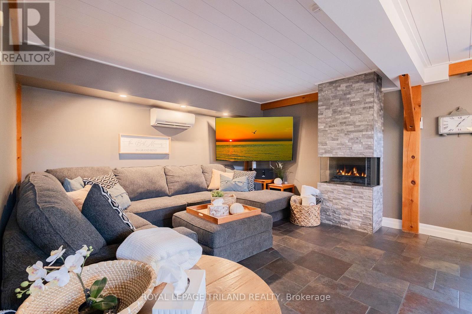 42 Lakeside Circle, Lambton Shores, Ontario  N0M 1T0 - Photo 3 - X12710844