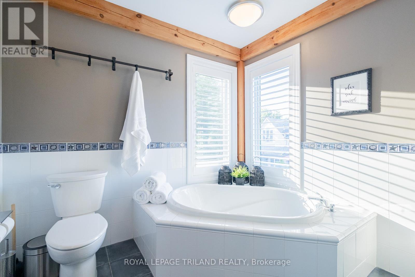 42 Lakeside Circle, Lambton Shores, Ontario  N0M 1T0 - Photo 34 - X12710844