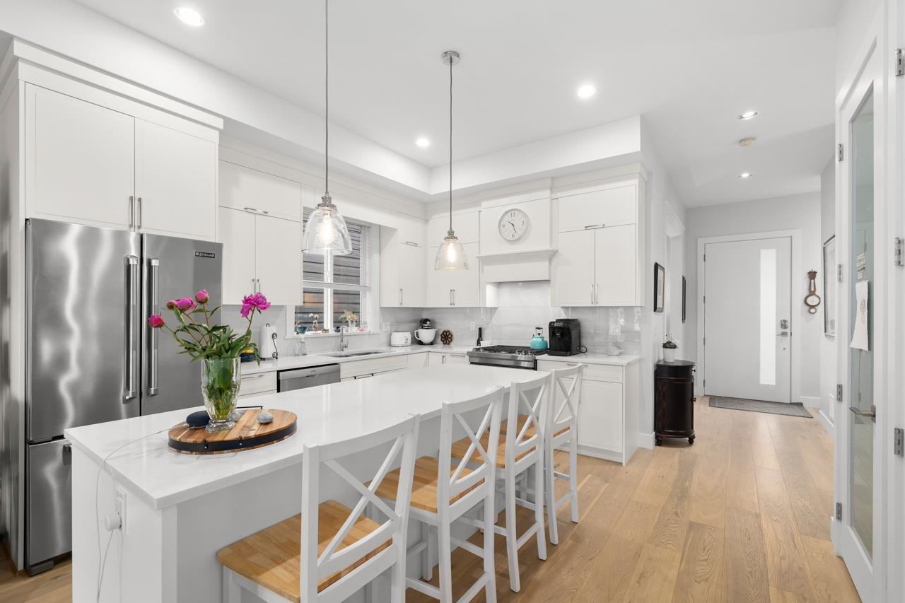 2131 164a Street, Surrey, British Columbia  V3Z 0V5 - Photo 2 - R3080855