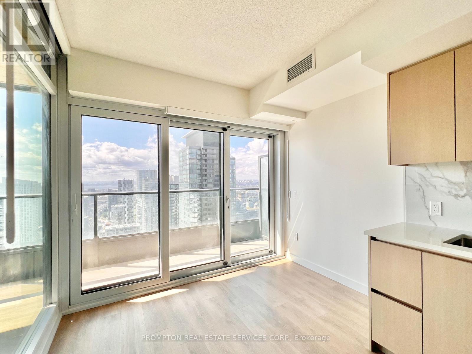 4312 - 3 Concord Cityplace Way, Toronto, Ontario  M5V 0X4 - Photo 6 - C12710644