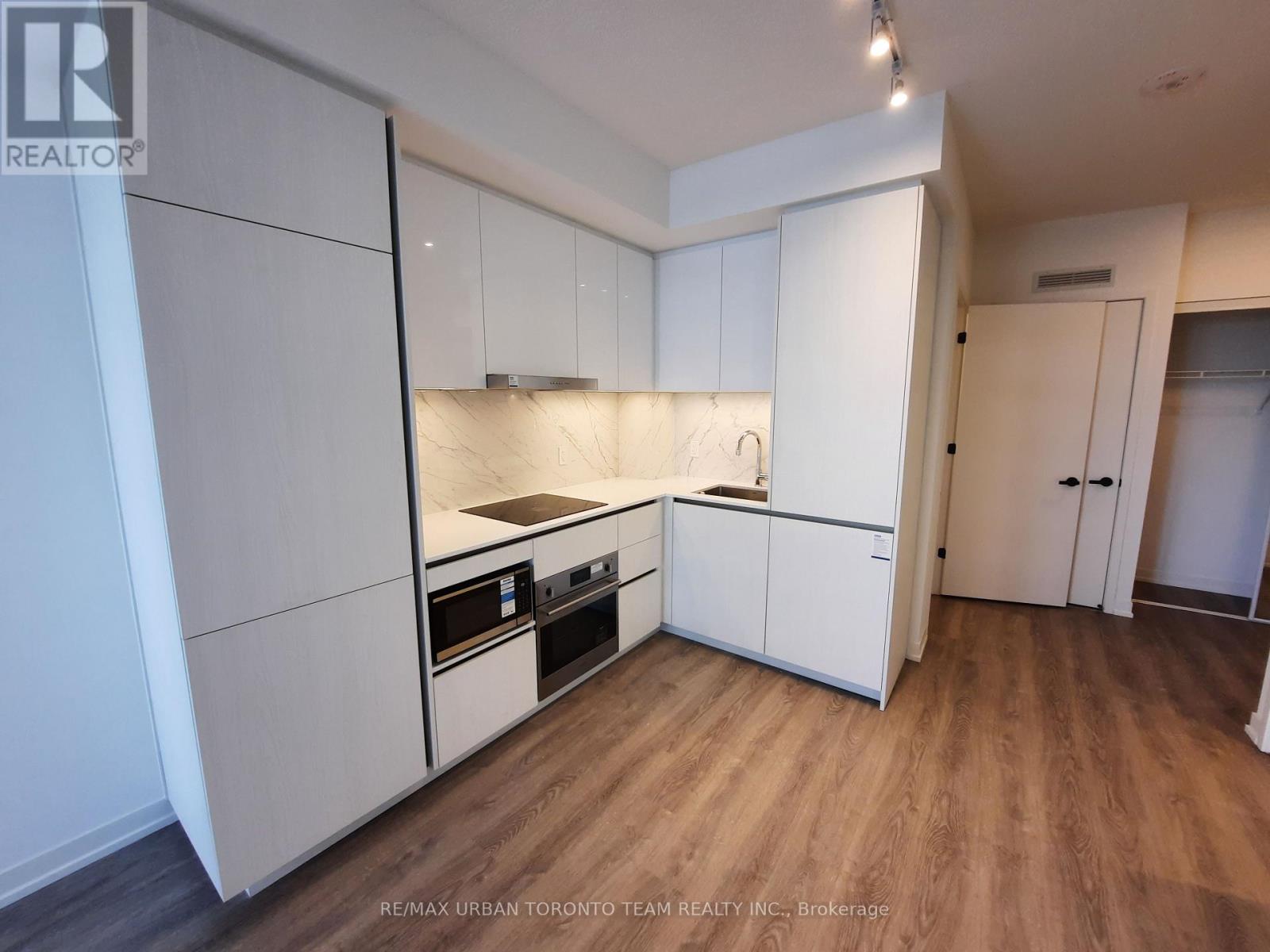 1815 - 8 Interchange Way, Vaughan, Ontario  L4K 5Z7 - Photo 3 - N12710654