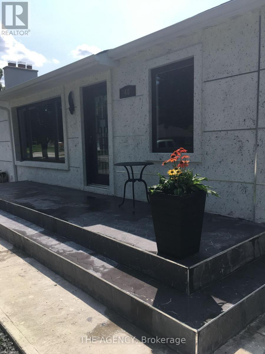 Main Floor - 40 Howard Road, Newmarket, Ontario  L3Y 3G7 - Photo 3 - N12710952